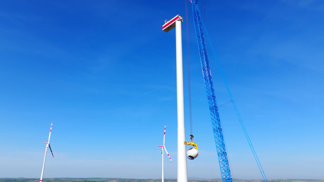 파란 하늘을  ⁇ 고 건설 중인 풍차 - 드론  ⁇