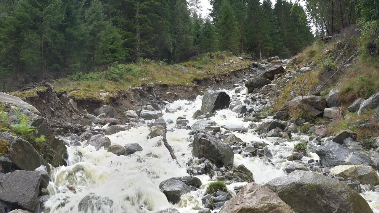 L'eccesso di acqua piovana erode il pendio creando un nuovo corso d'acqua che scorre a valle