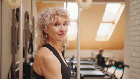 cours de pilates avec une femme mature
