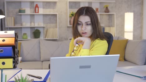 Frustrada-Joven-Mujer-De-Negocios-Trabajando-En-Una-Computadora-Portátil-En-La-Oficina-En-Casa.