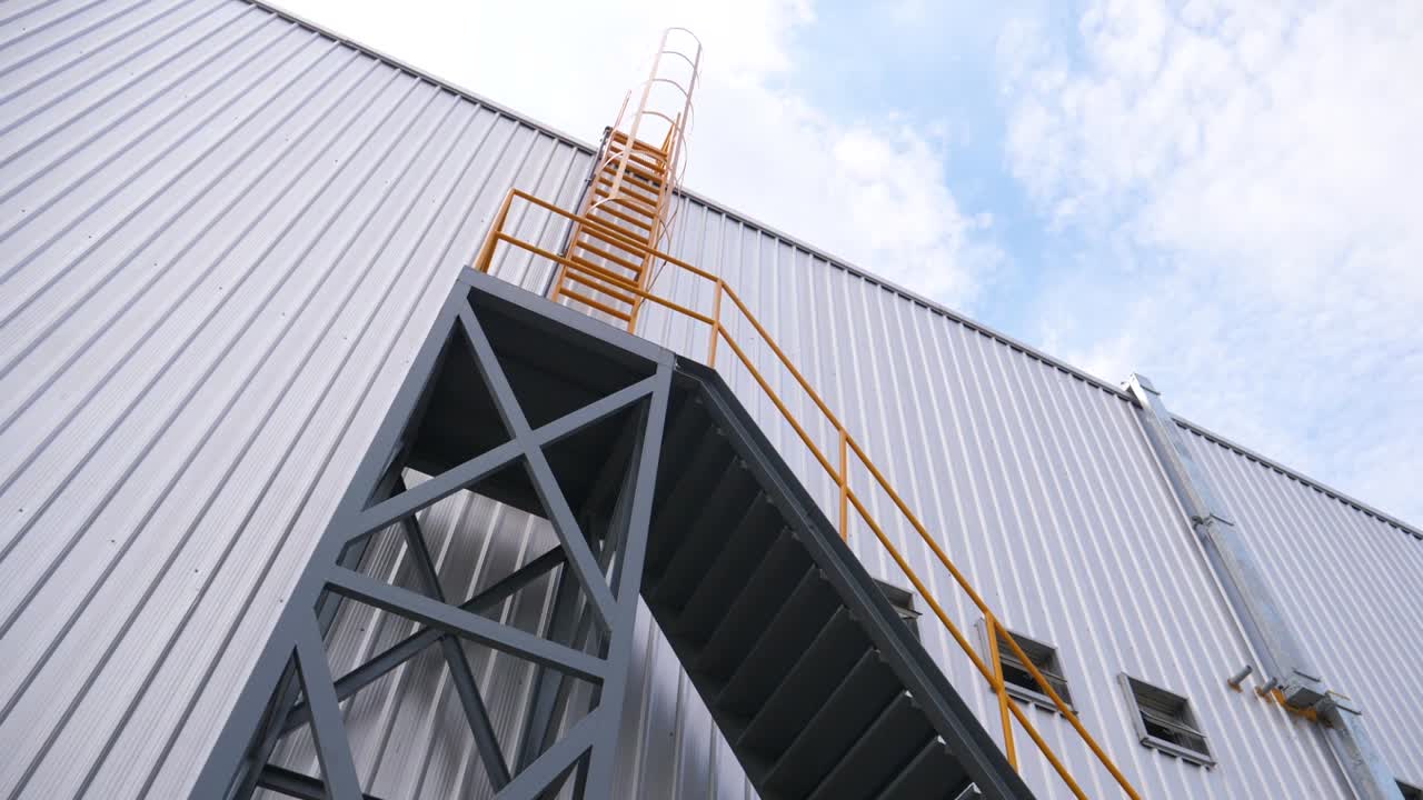 palo de escalera de servicio de techo alto, sin personas