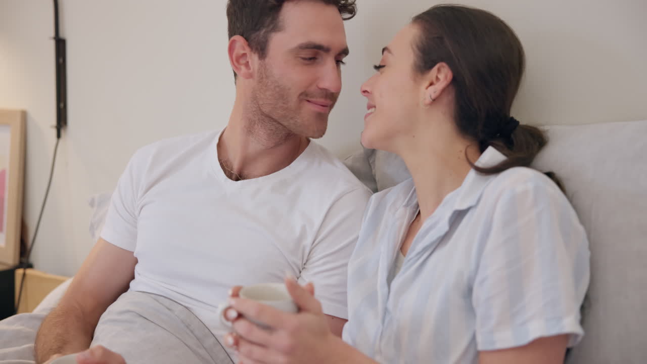 Caffè, coppia e bacio in camera da letto