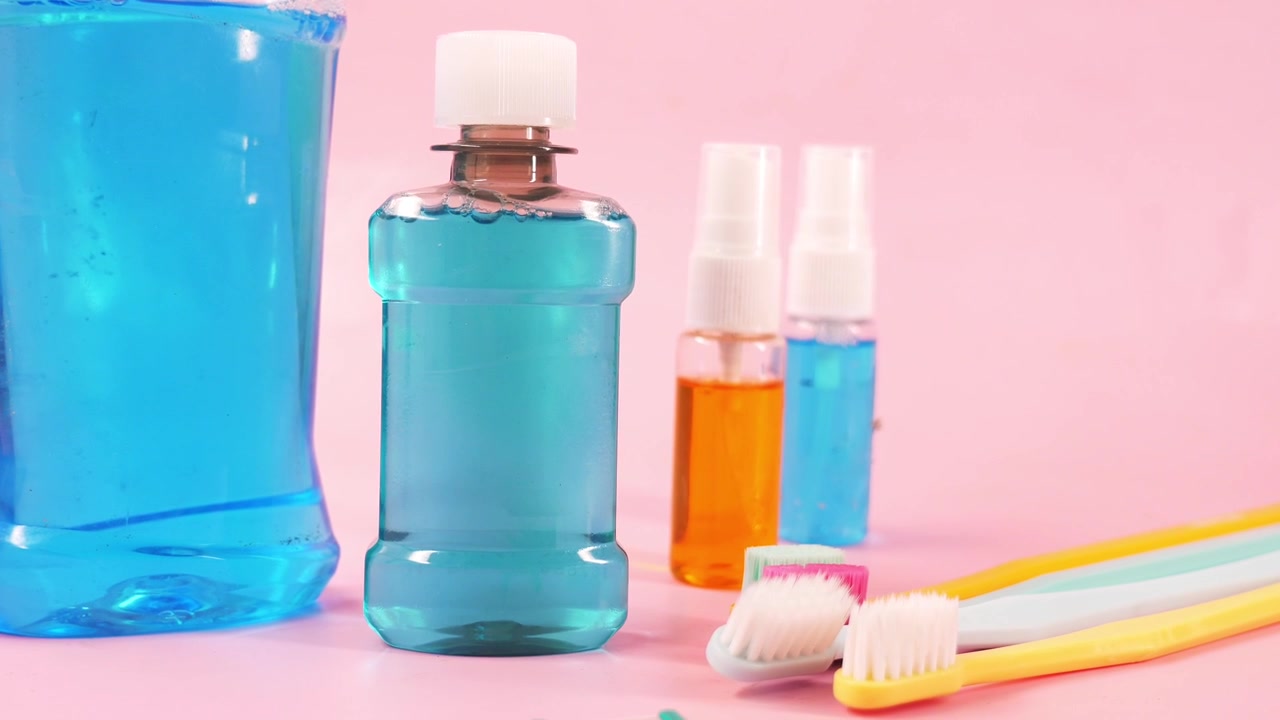 Collutorio colorato e spazzolini da denti per l'igiene dentale