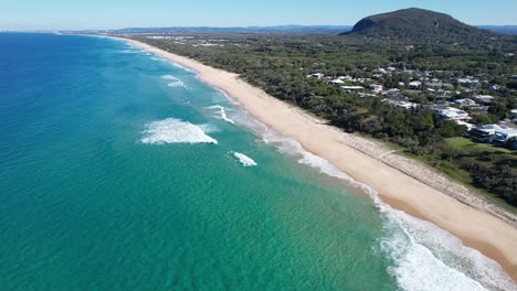 Vista-Aérea-De-La-Playa-De-Yaroomba-Con-El-Monte-Coolum-En-La-Distancia-En-Queensland,-Australia