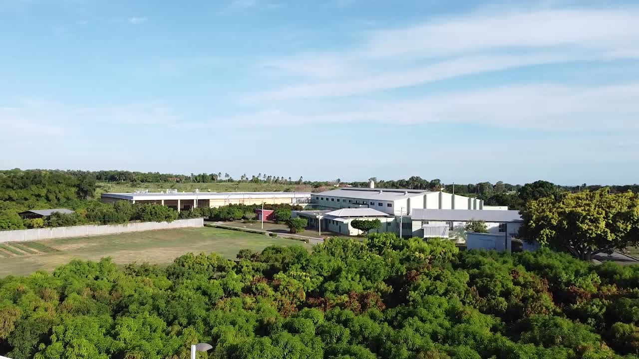 드론이 전진하면서 시골의 산업 공장을 향해 움직이는 정적인 드론의 장면, 도시 밖의 산업 기업의 개념