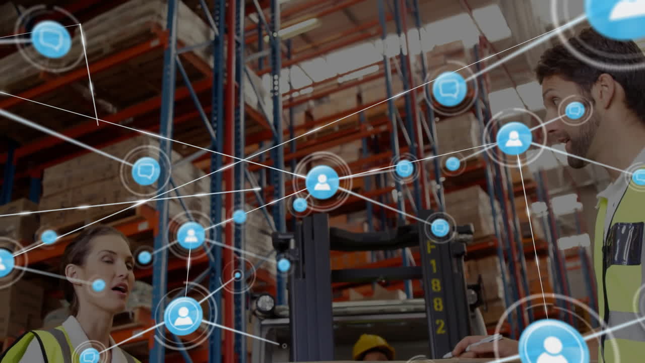 animación de iconos conectados sobre compañeros de trabajo caucásicos mirando la caja y discutiendo en el almacén