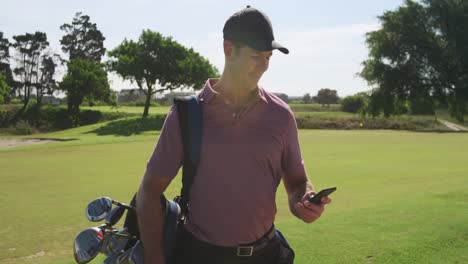 Kaukasischer-Männlicher-Golfer,-Der-Sein-Smartphone-Auf-Einem-Golfplatz-Benutzt