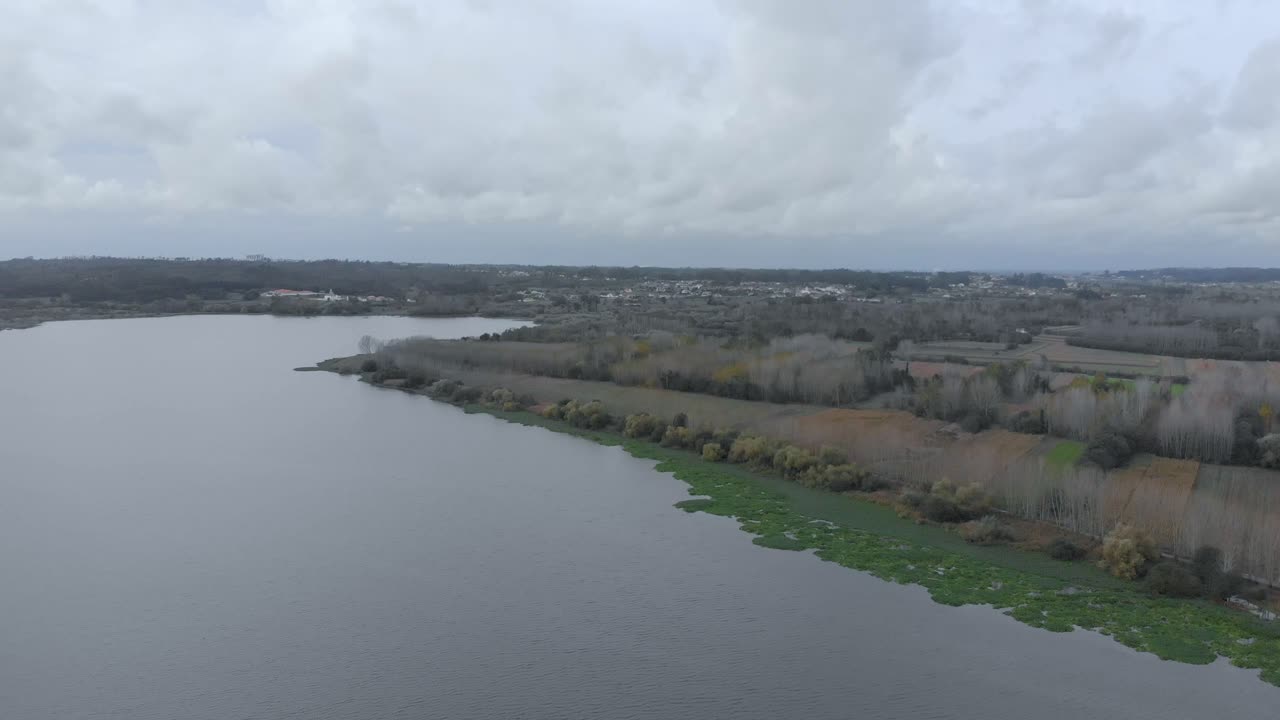 vista aérea de un gran lago en un día nublado de otoño