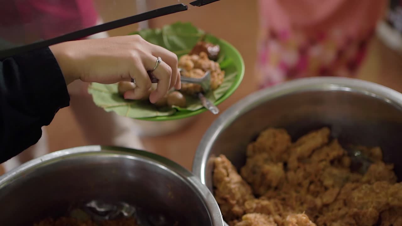 고객이 나시 잠블랑에서 직접 제공하는 여러 가지 요리로 구성된 식사