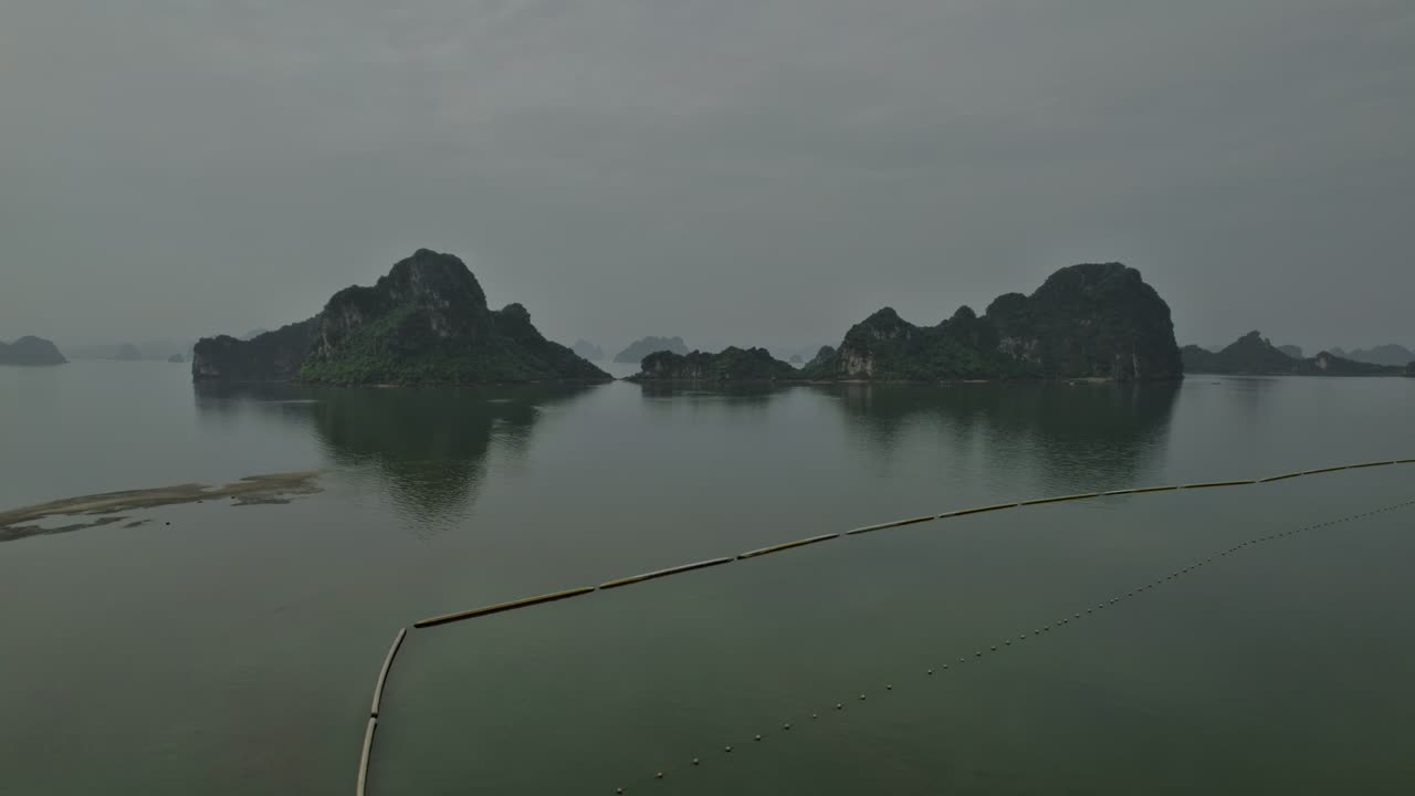 세계 유산인 베트남의 하롱 만에 있는 신비한 바위 섬들의 항공상