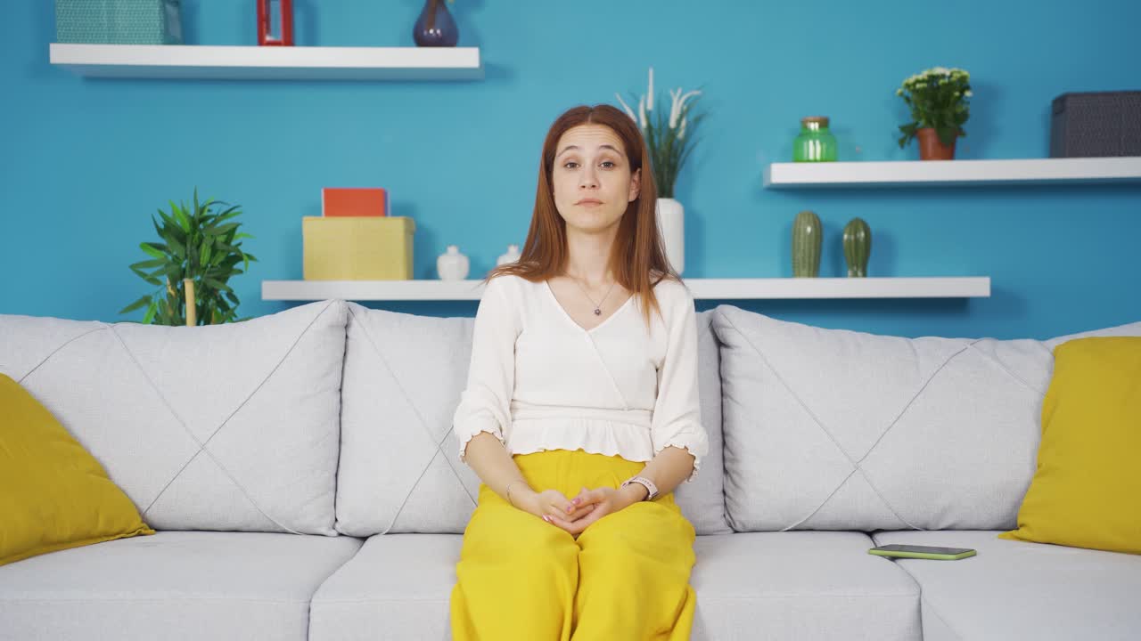 젊은 여성이 카메라에 부정적인 모습을 보이고 있습니다.