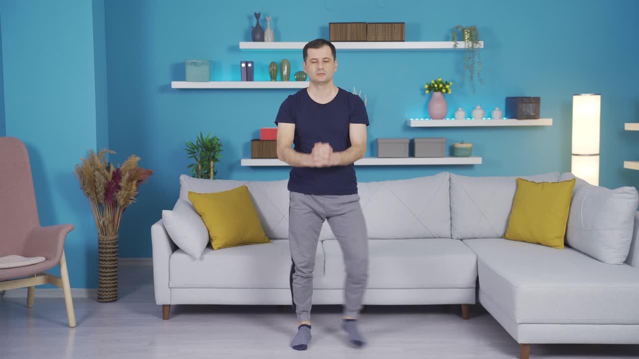 왼쪽과 오른쪽을 당겨서 따뜻해지는 사람.