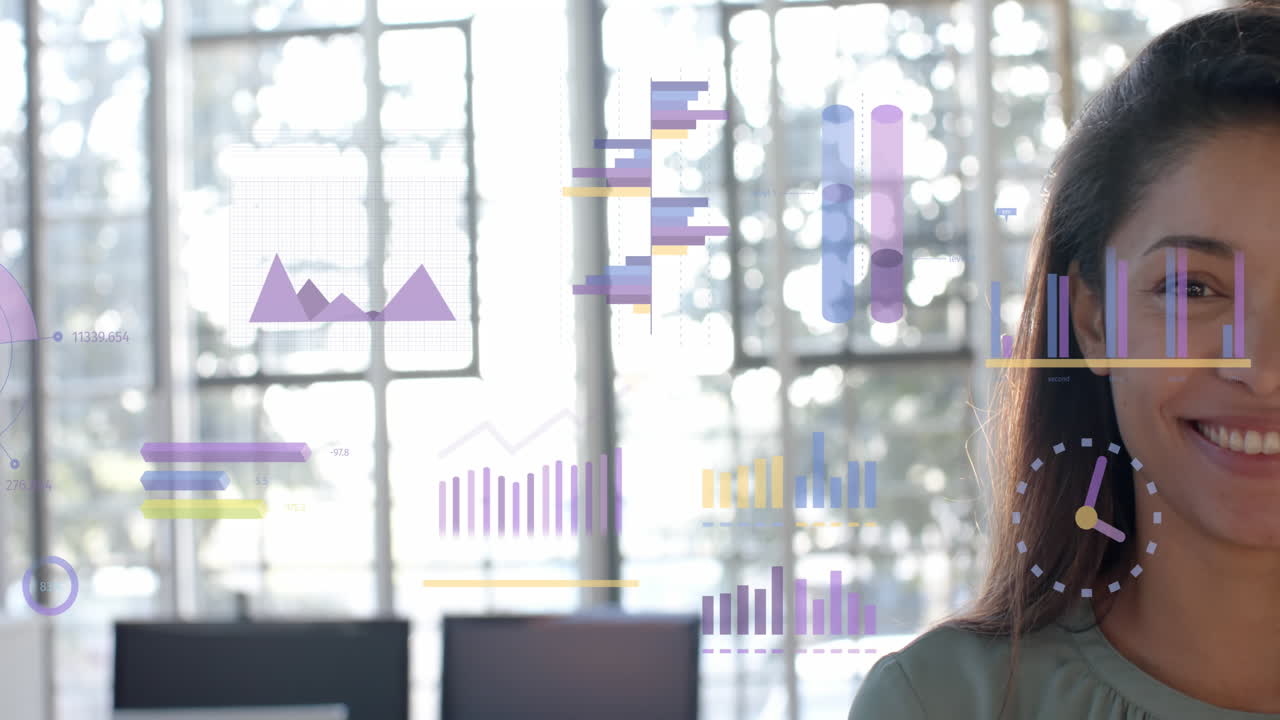 procesamiento de datos en la interfaz más de la mitad retrato de una mujer de negocios casual biracial sonriente