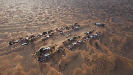 Vista-Aérea-Del-Pueblo-Abandonado-De-Madam-También-Conocido-Como-Pueblo-Fantasma,-Madam-Desert-Town-En-Sharjah,-Emiratos-árabes-Unidos