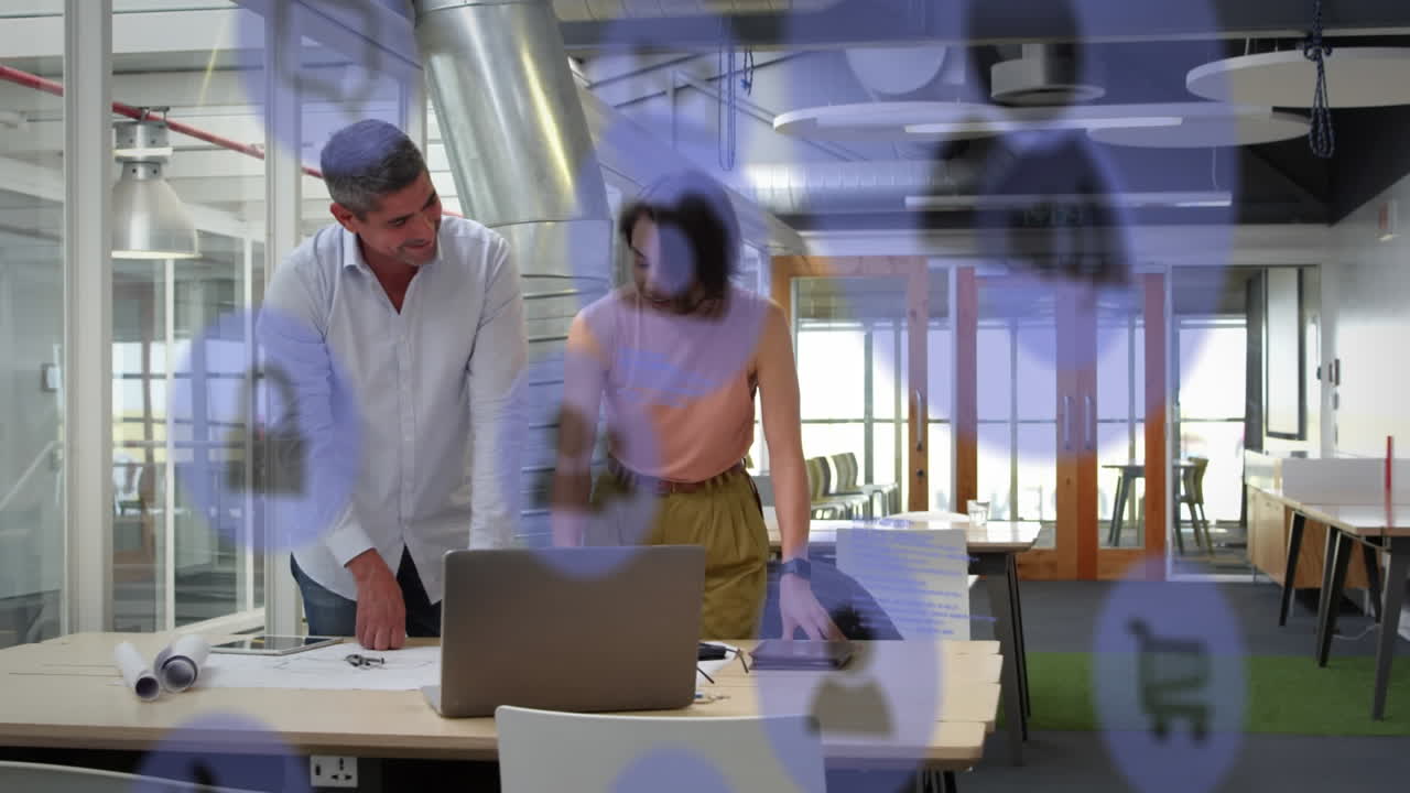 animación de una red de iconos digitales sobre colegas de negocios que usan portátiles en la oficina