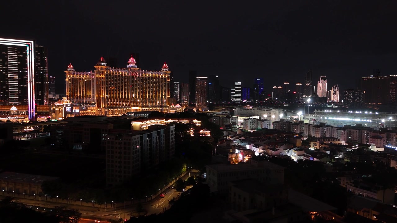 Galaxy Macau e outros edifícios em Macau à noite