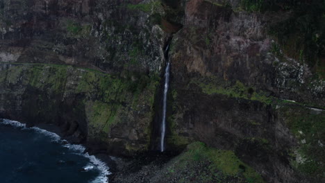 Imágenes-De-Drones-Ofrecen-Impresionantes-Vistas-Panorámicas-De-La-Cascada-En-El-Acantilado-De-Madeira-Desde-El-Miradouro-Do-Véu-Da-Noiva