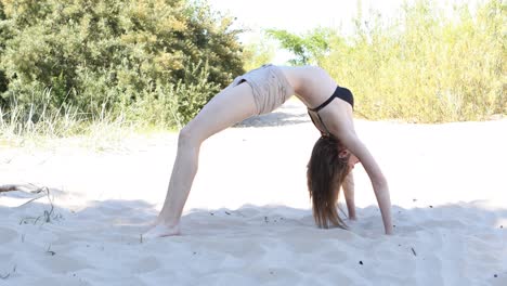 Junge-Frau-Macht-An-Sonnigen-Sommertagen-Backbend-Übungen-Am-Strand