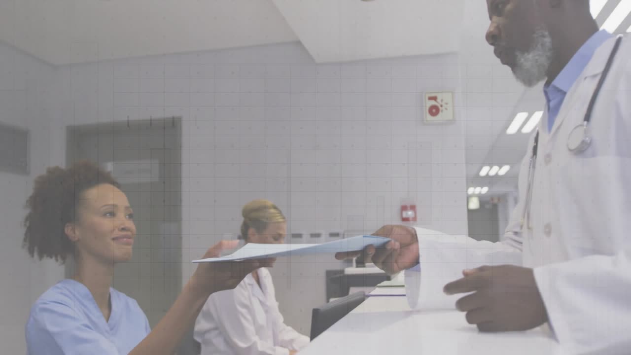 Médico sênior e equipe revisando prontuário do paciente em corredor de hospital, mostrando ícones médicos flutuantes