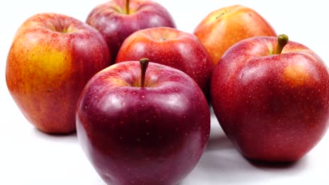 manzanas rojas contra un fondo blanco