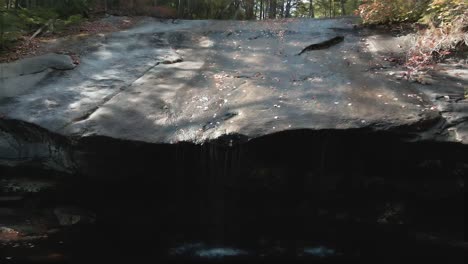 Empuje-Aéreo-Lento-Lejos-De-Mini-Cascada-Con-Agua-Corriente,-Pinos