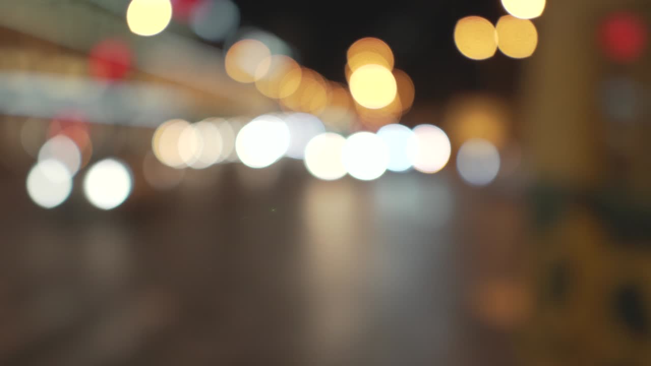 un tremendo autobús amarillo borroso conduciendo más allá de los coches que aceleran