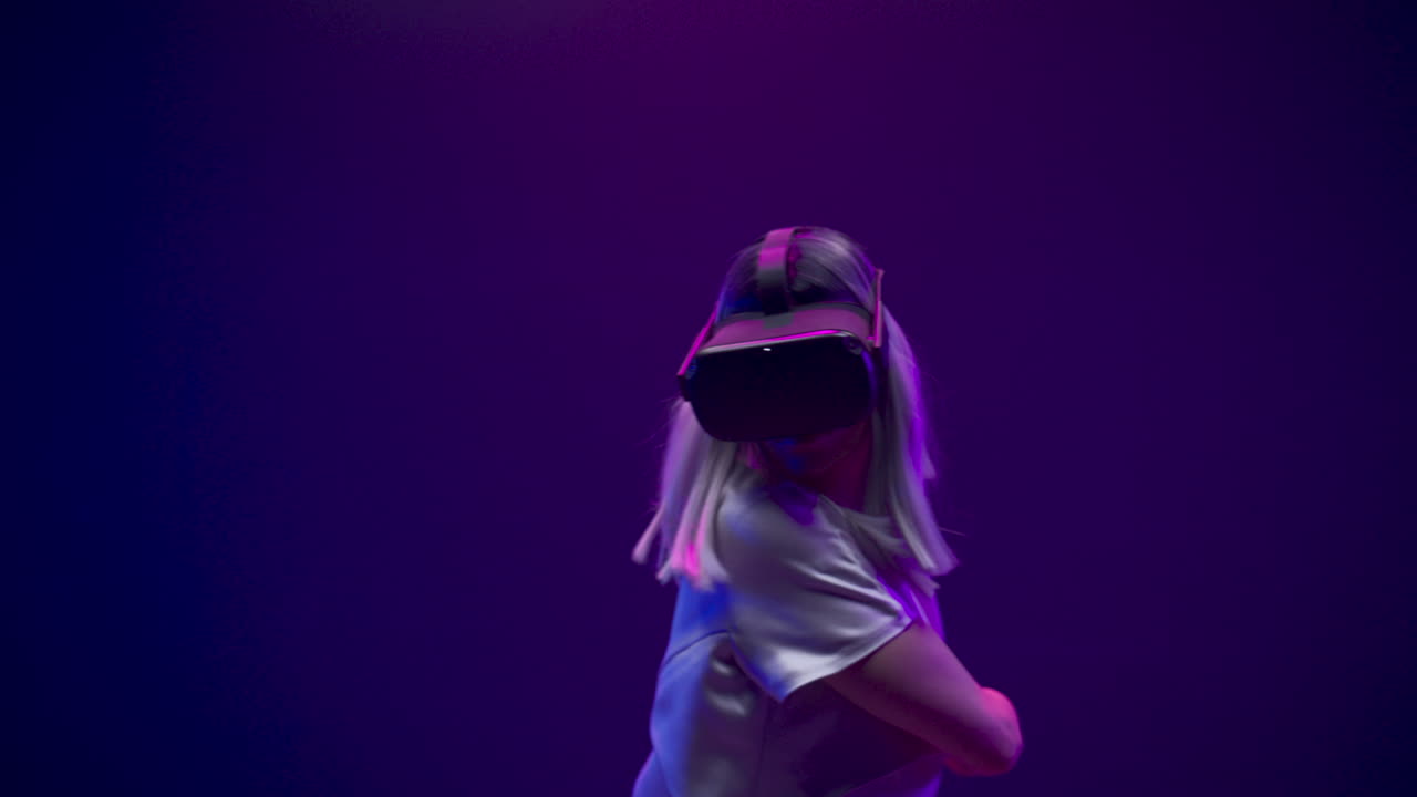 giocatore che gioca a giochi di realtà virtuale usando spade invisibili. donna che si diverte online