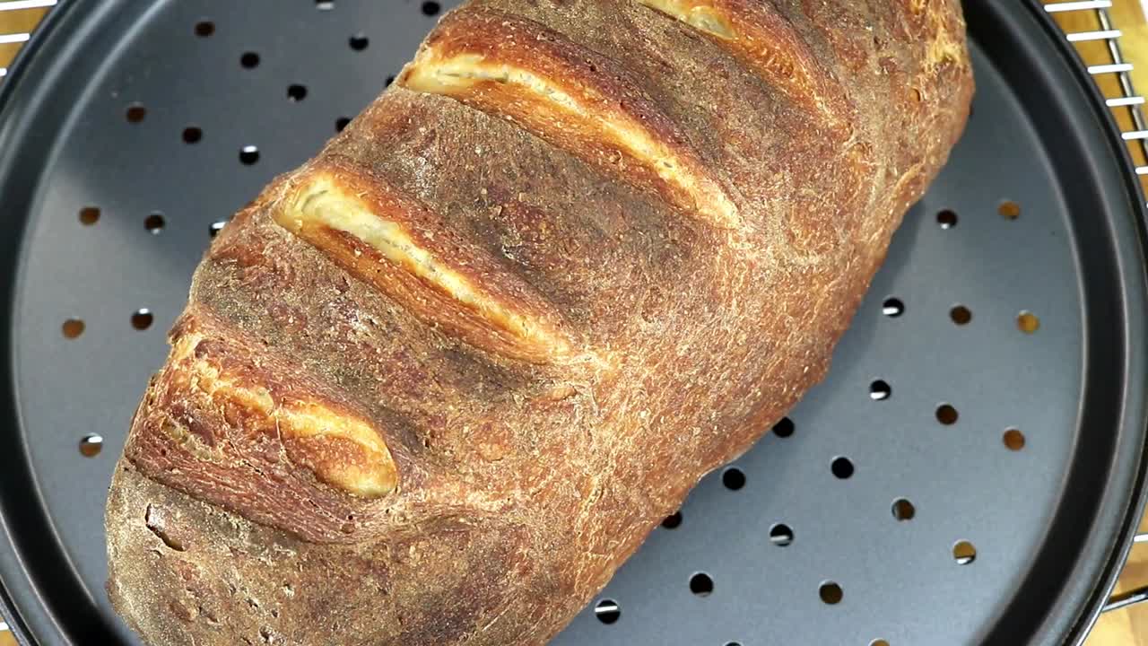 Pane appena sfornato posizionato su una griglia di raffreddamento
