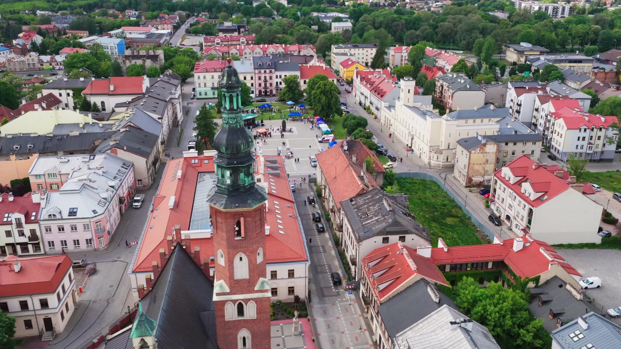 La Chiesa di San Giovanni Battista in stile gotico nella Città Vecchia di Radom, Polonia. Ripresa aerea orbitante