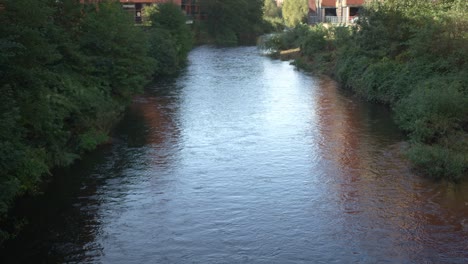 un río que fluye a través de la isla kelham en sheffield