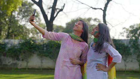 Chicas-Indias-Haciendo-Clic-En-Imágenes-En-Un-Festival-De-Holi.