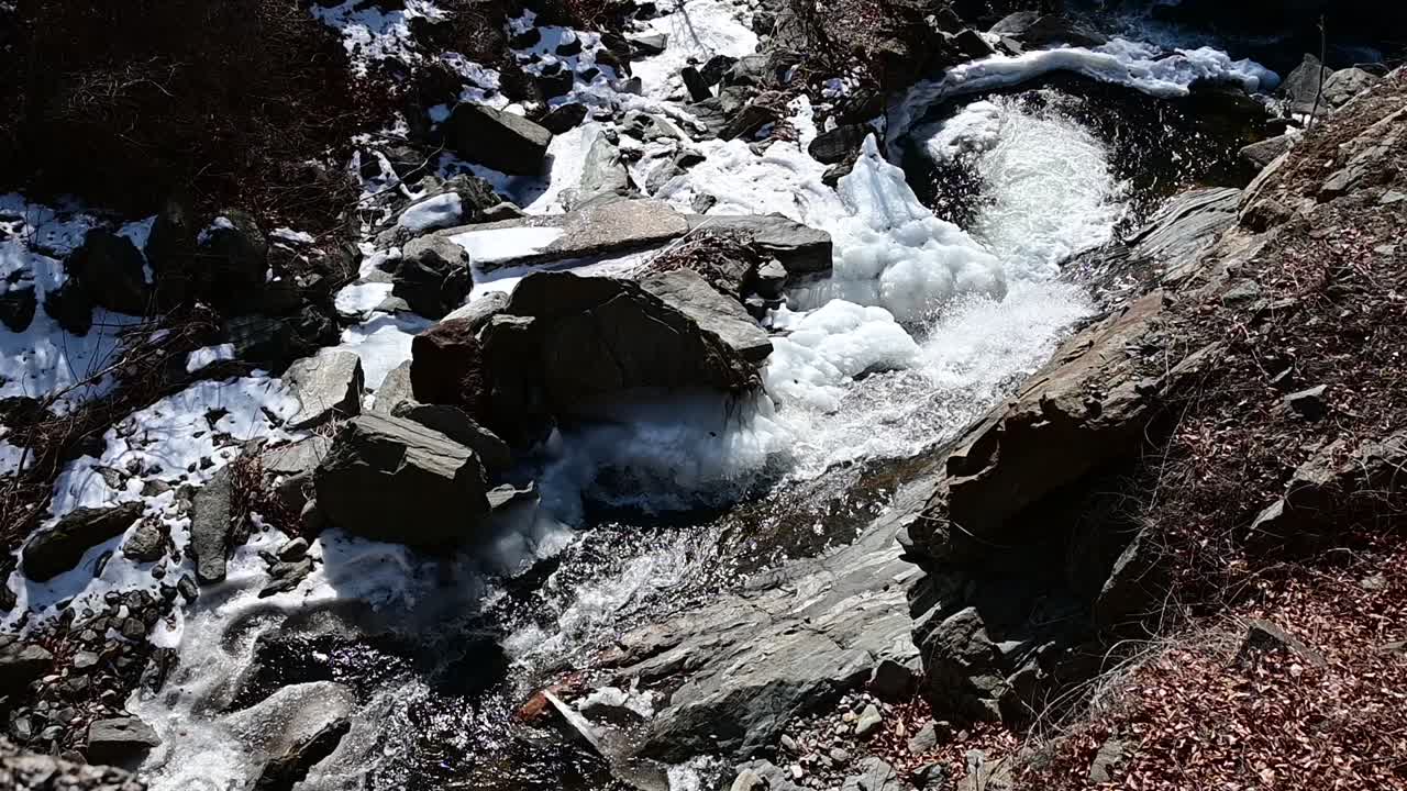 겨울 동안 osogovo 산 북쪽 마케도니아에서 흐르는 빠른 강