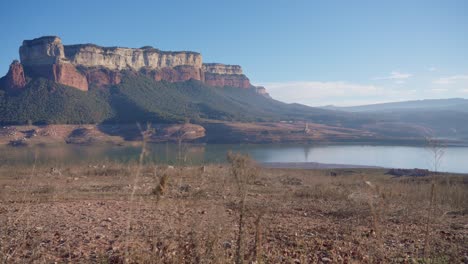 el pantano de sau está sin agua debido a los problemas de extrema sequedad y falta de lluvia.