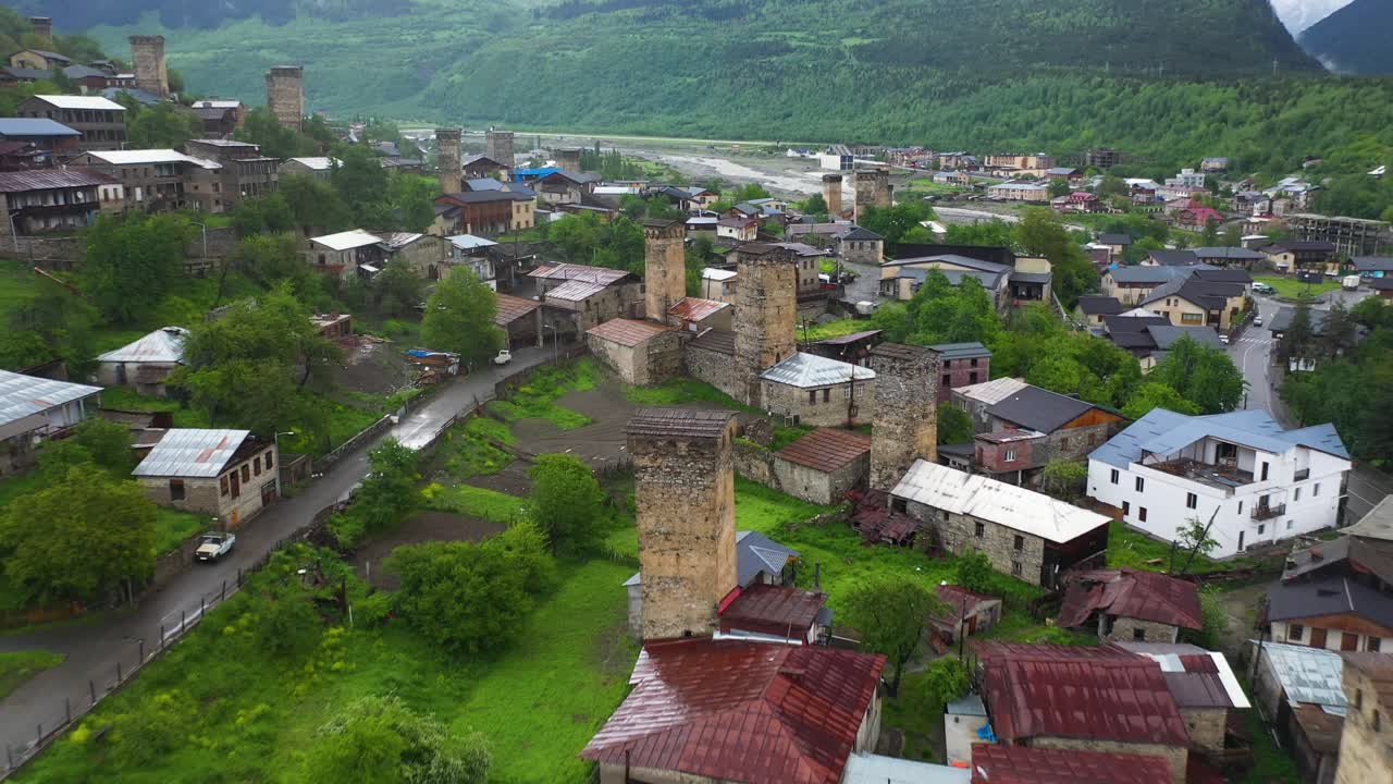 Středověké kamenné věžové domy v Mestii v Horní Svanetii, Gruzie, Kavkazské hory