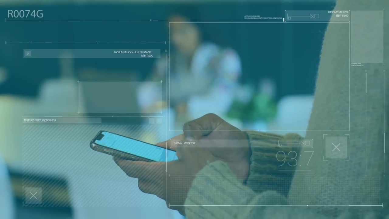 animación del procesamiento de datos financieros sobre una mujer de negocios afroamericana que usa un teléfono inteligente