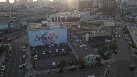 Luftaufnahme-Der-Komplexen-Gebäude-Des-Kunstviertels-In-Der-Innenstadt-Von-Los-Angeles-Bei-Sonnenuntergang