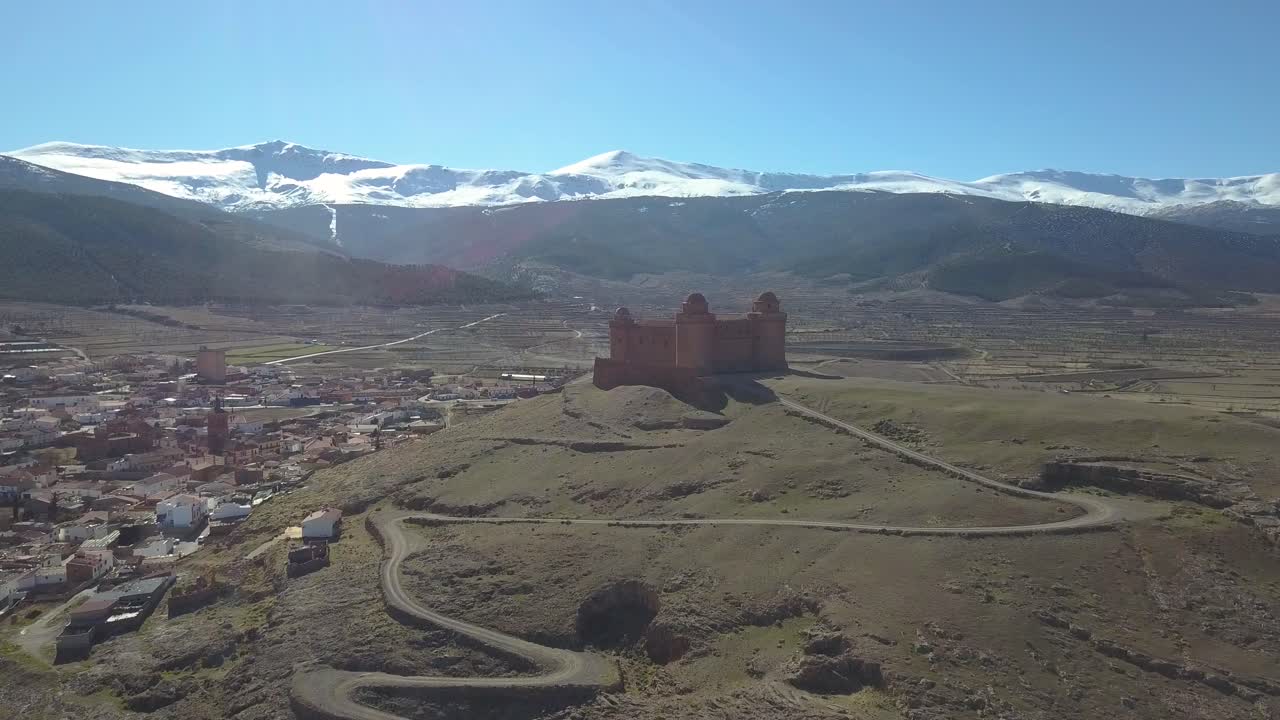 toma de drones de la fortaleza renacentista de la calahorra en granada, españa