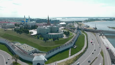 vista aérea de kazán con el kremlin, una de las principales vistas históricas de rusia.