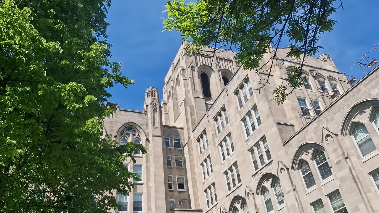 Esterno dell'edificio dell'Università di Chicago in una giornata primaverile soleggiata