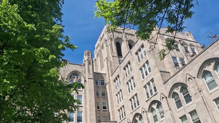 Esterno dell'edificio dell'Università di Chicago in una giornata primaverile soleggiata