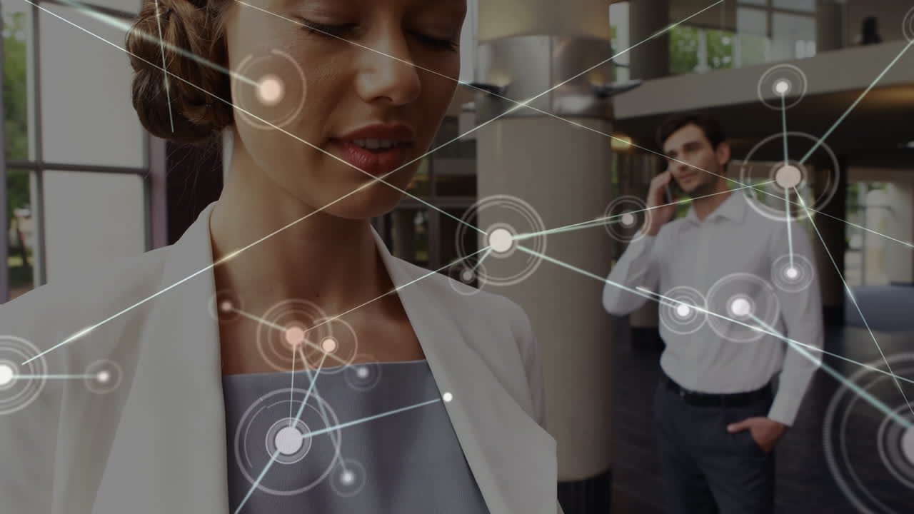 red de conexiones contra una mujer de negocios caucásica sonriendo mientras usa un teléfono inteligente