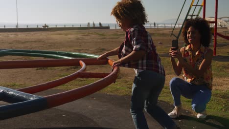 Mutter-Und-Sohn-Haben-Spaß-Auf-Dem-Spielplatz