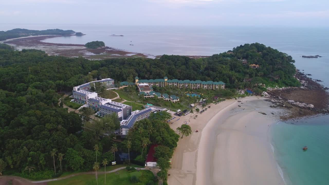 해변과 함께 열대 섬 리조트