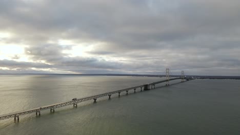 Puro-Amanecer-De-Michigan-En-El-Puente-Mackinac---Antena