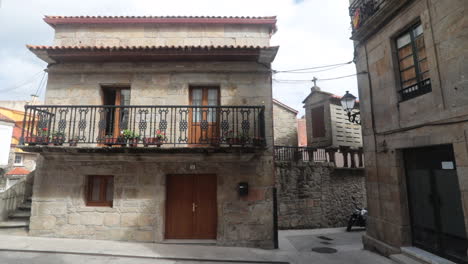 encantadores edificios de piedra en una calle estrecha en un pueblo tranquilo
