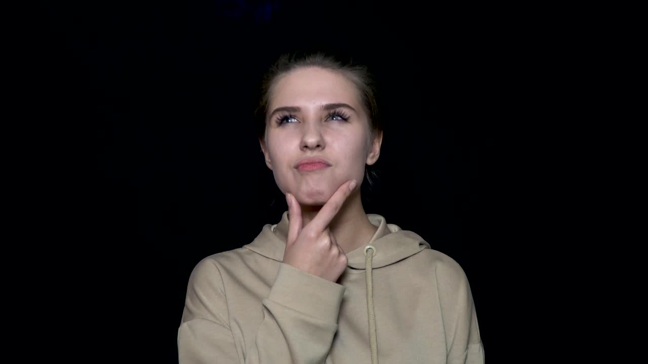 Una mujer joven y reflexiva.