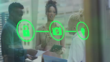 animación de iconos conectados con líneas sobre diversos compañeros de trabajo discutiendo informes en la oficina.