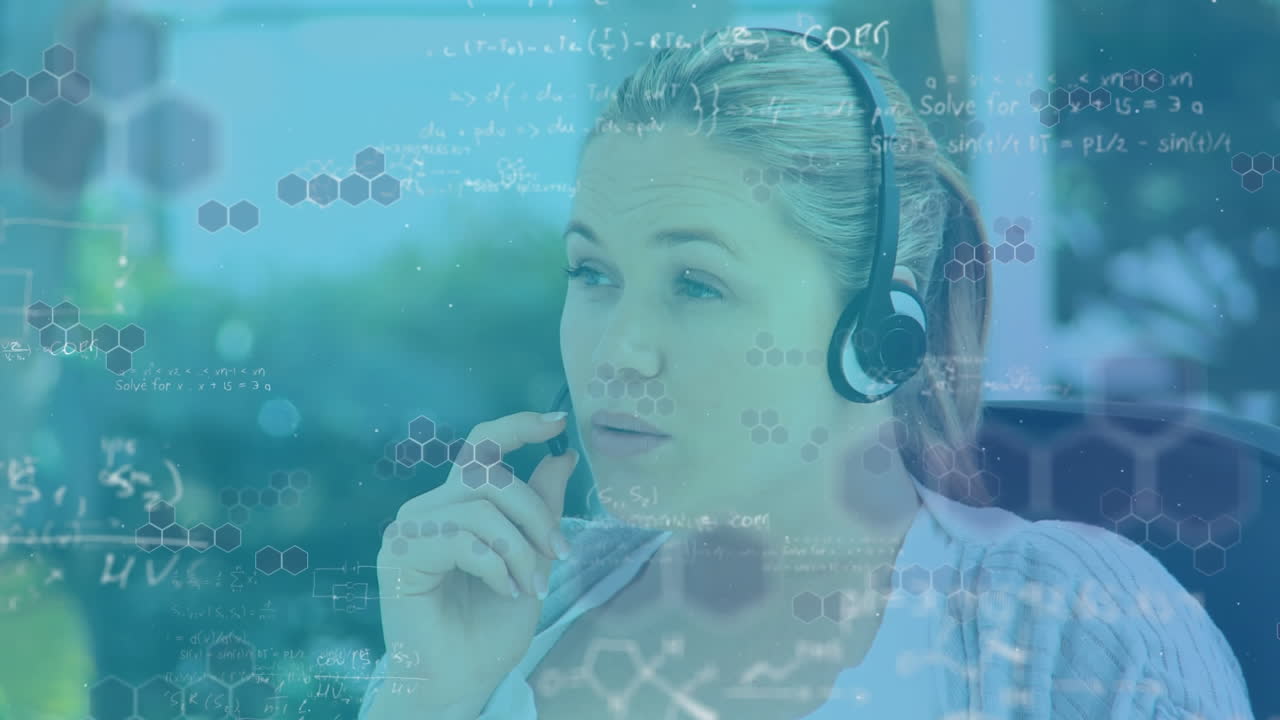 Animazione di una donna caucasica che indossa una cuffia e usa un computer su equazioni matematiche