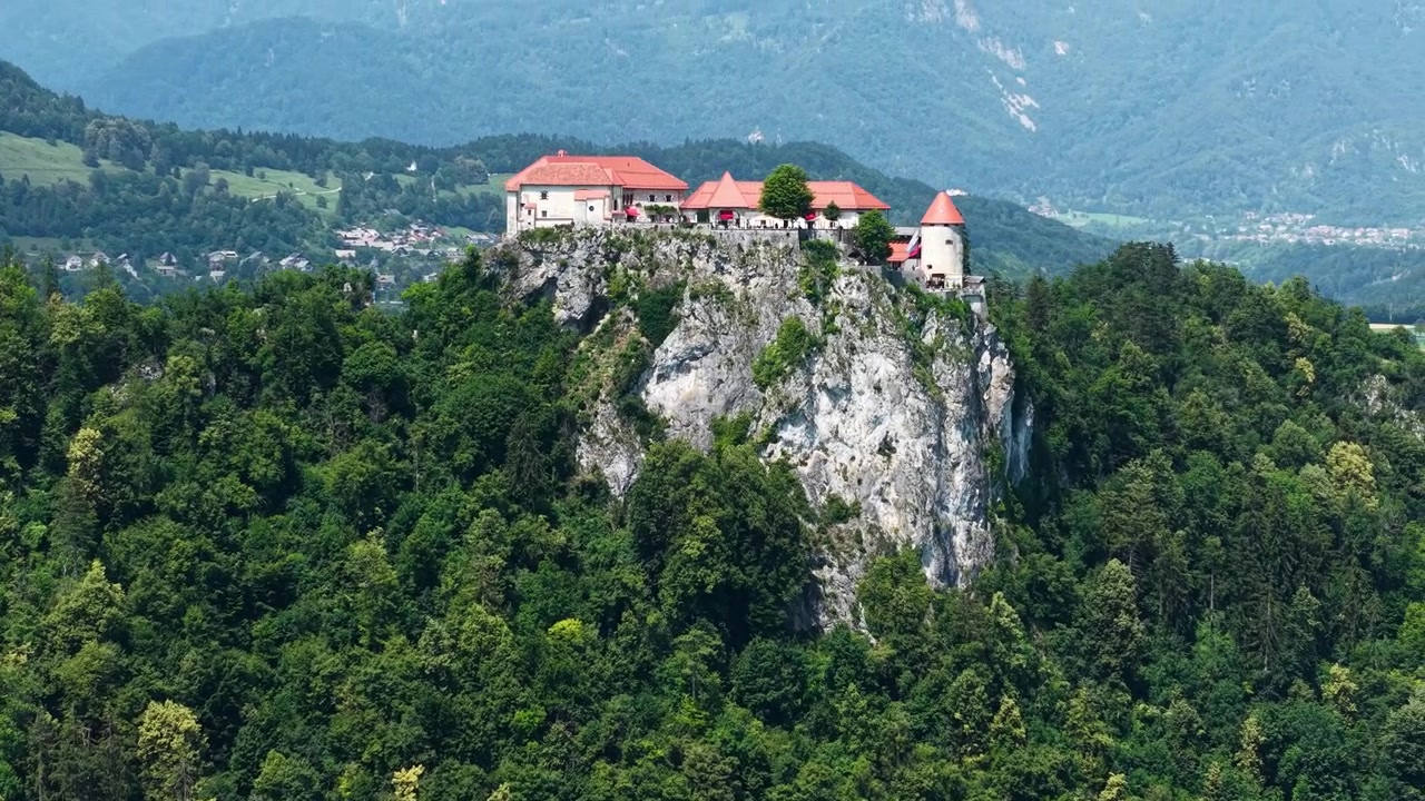 Castello di Bled, Slovenia. Scatto rivelatore con drone in una soleggiata giornata estiva.