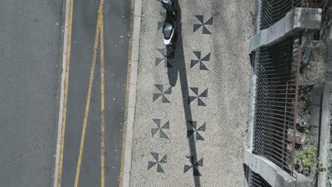 vista superior del mosaico del centro histórico de lisboa con algunas personas conduciendo, portugal